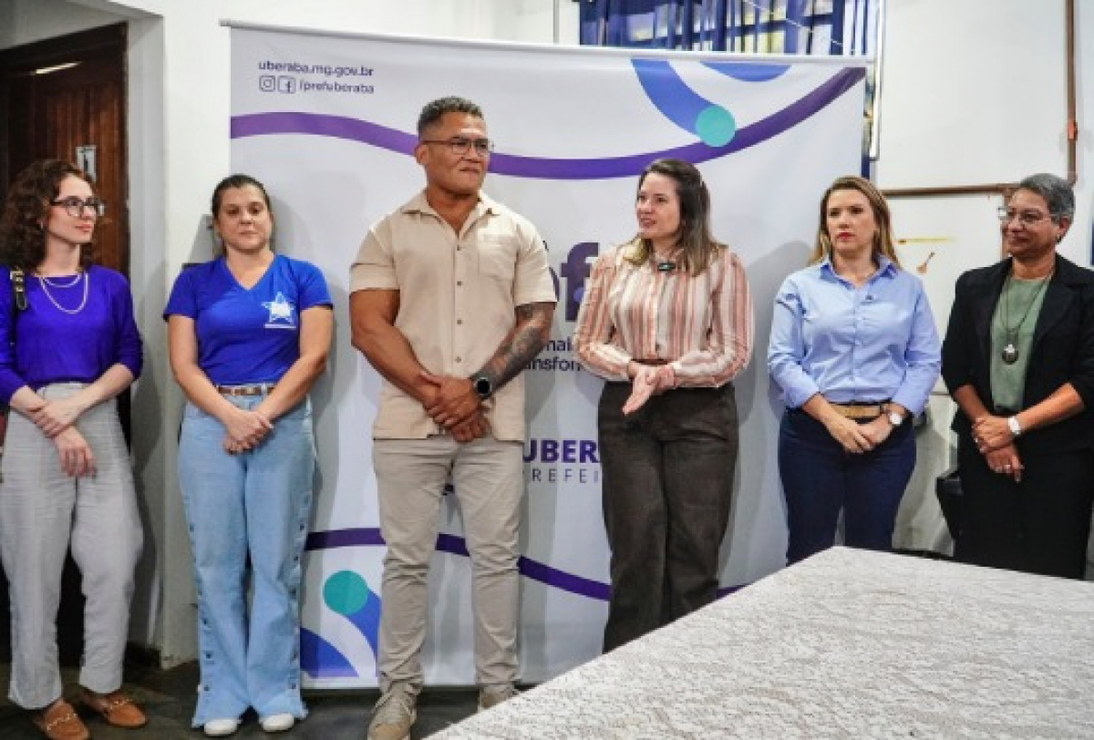 Evento institucional da Prefeitura de Uberaba reúne equipe para apresentação ou anúncio de ação social. 