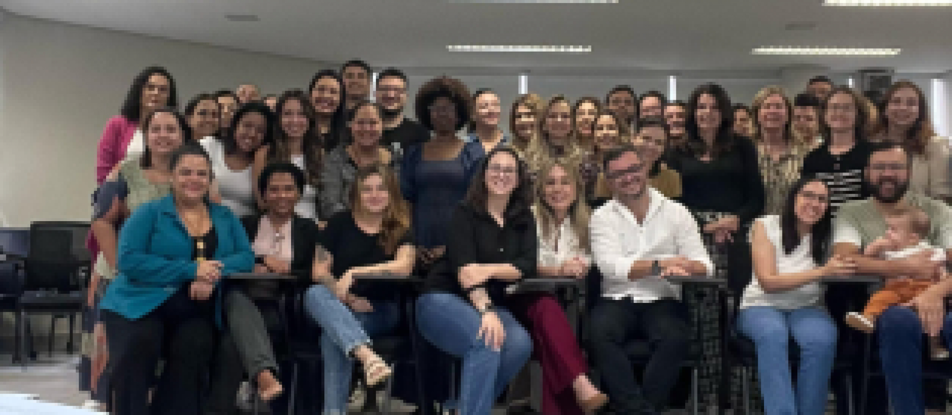 Grupo reunido em ambiente profissional, demonstrando união, diversidade e espírito de equipe.