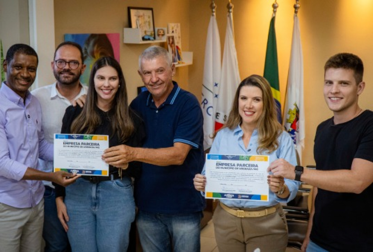 A imagem mostra um grupo de seis pessoas sorrindo e segurando certificados de Empresa Parceira.