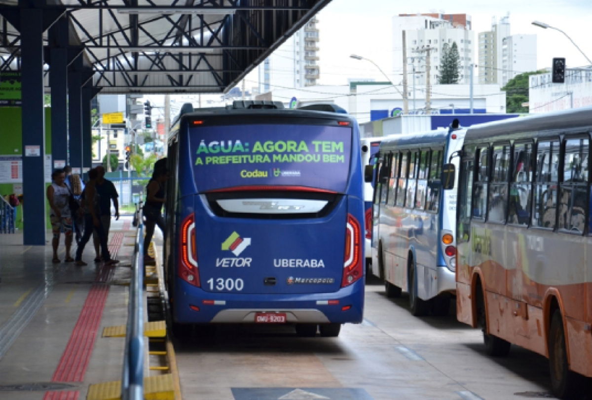 Ônibus urbanos em terminal de transporte público em Uberaba, Minas Gerais.
