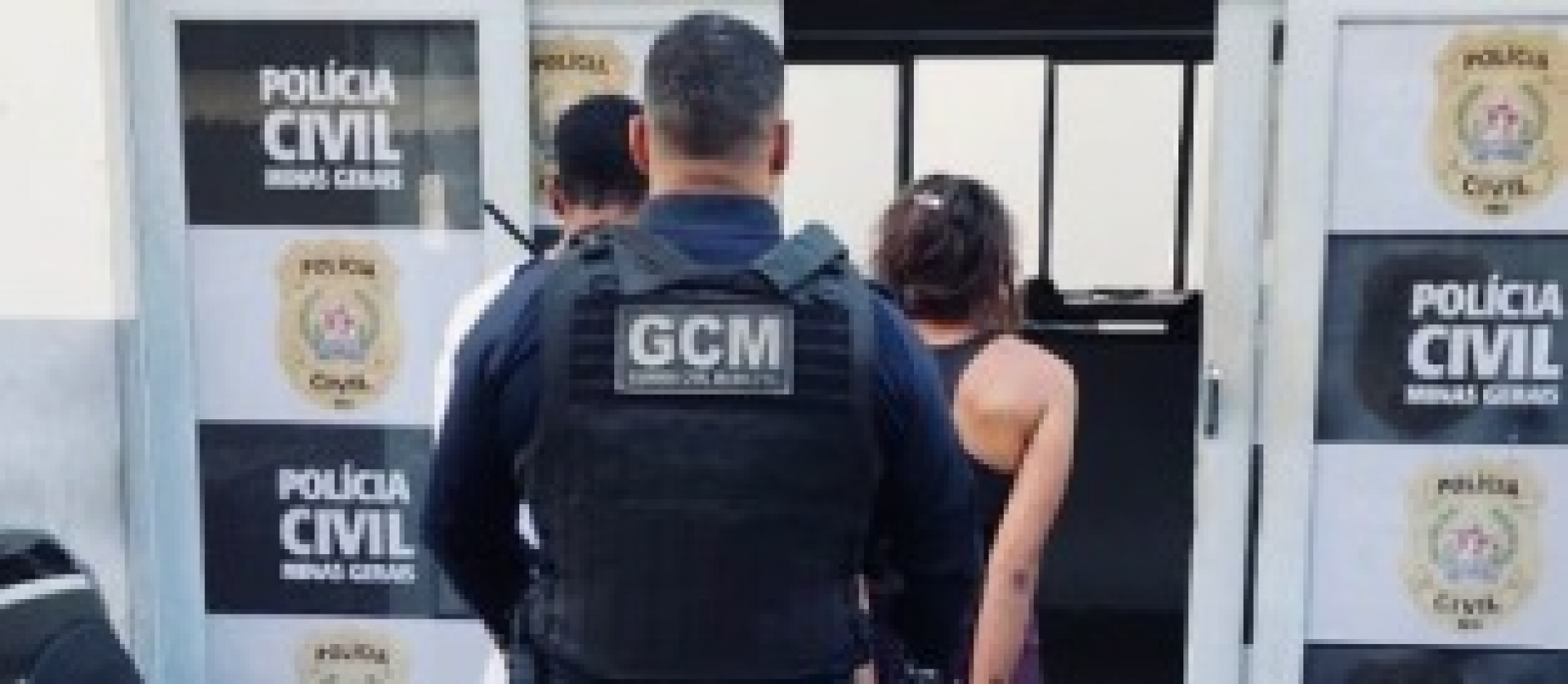 Mulher é conduzida algemada à delegacia pela Guarda Civil Municipal em Minas Gerais.
