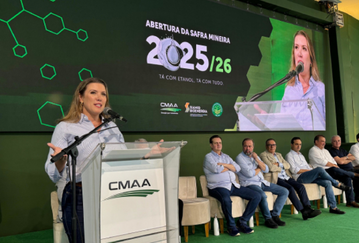 Evento de abertura da safra mineira 2025/26 com autoridades e representantes do setor, destacando a importância do etanol.