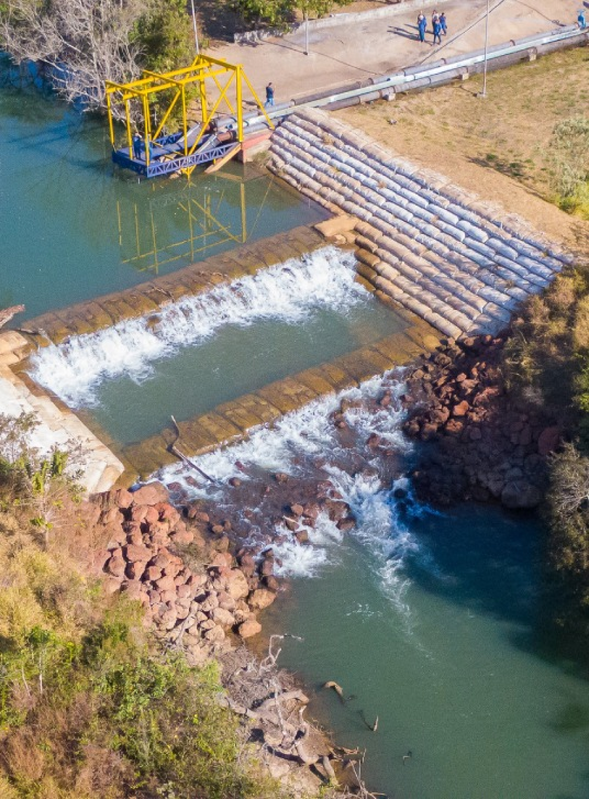 Vista aérea de obra em curso em estrutura de captação de água em rio.
