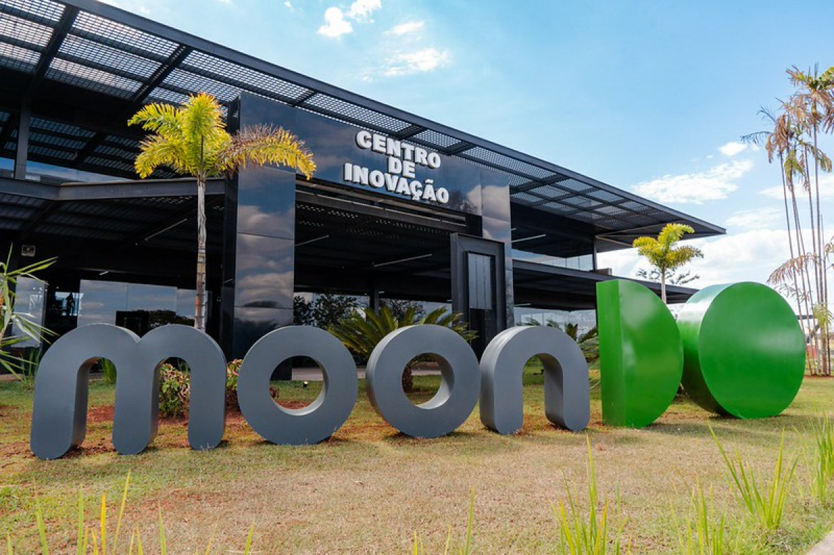 Fachada moderna do Centro de Inovação com letreiro Moon Do em destaque no jardim.