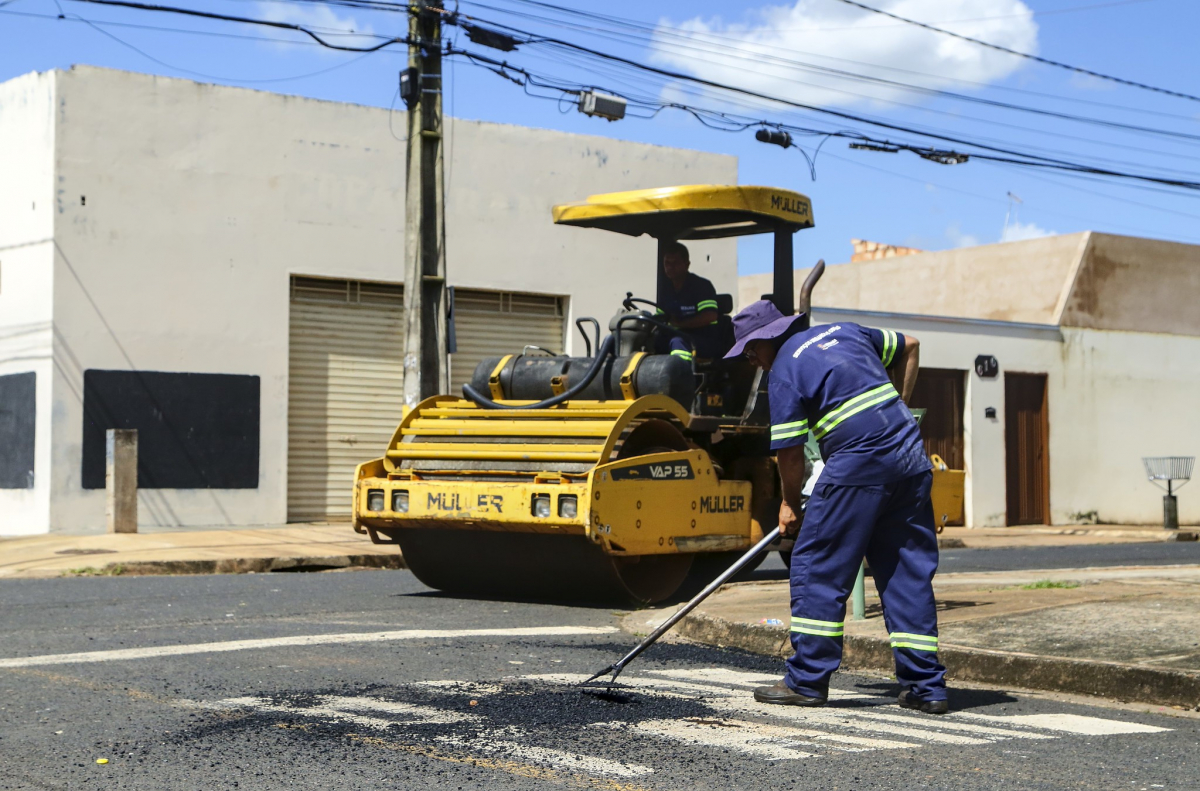 Equipe realiza obra de pavimentação asfáltica para manutenção da via urbana.
