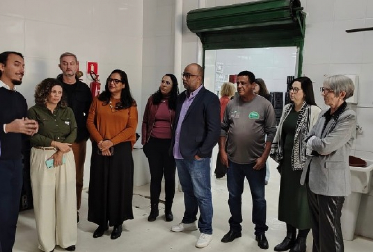 Grupo reunido em ambiente profissional para atividade colaborativa ou treinamento.