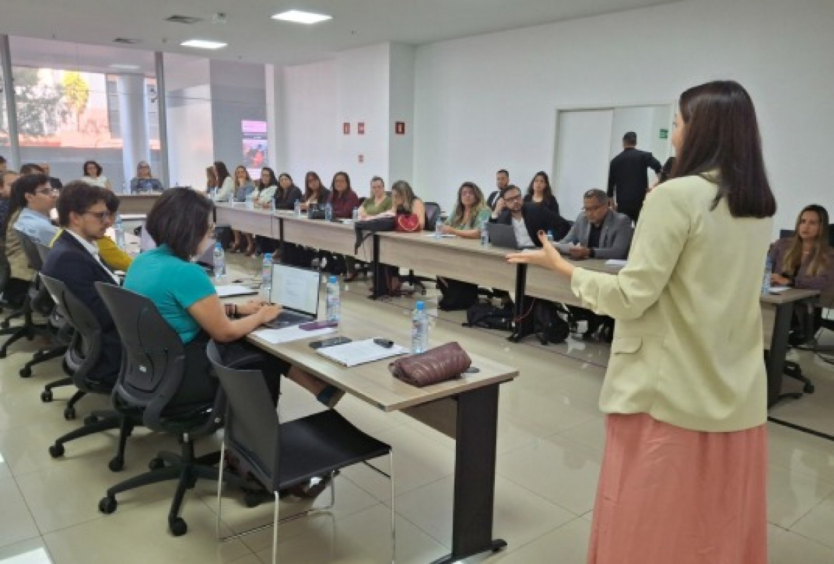 Reunião com servidores reúne dezenas de profissionais para alinhamento e planejamento de ações.