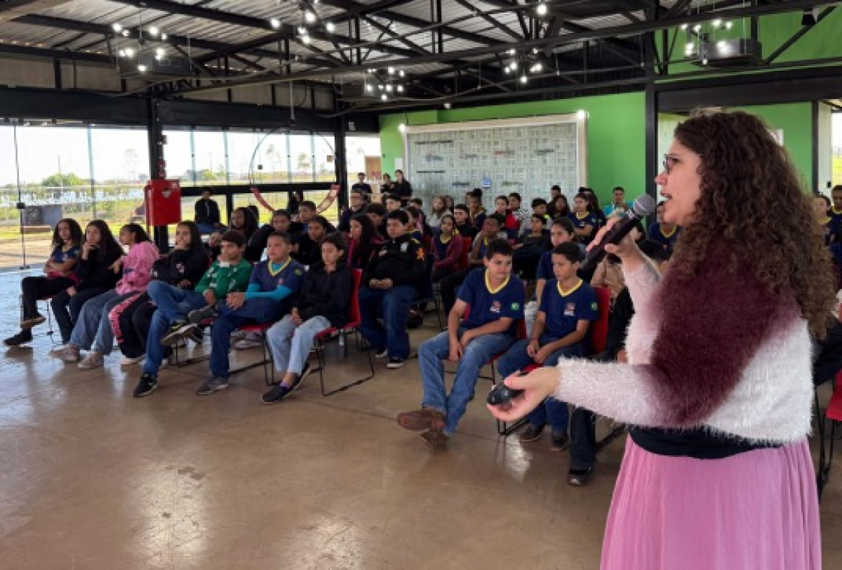 Palestra educativa com participação ativa de jovens em ambiente escolar ou comunitário.