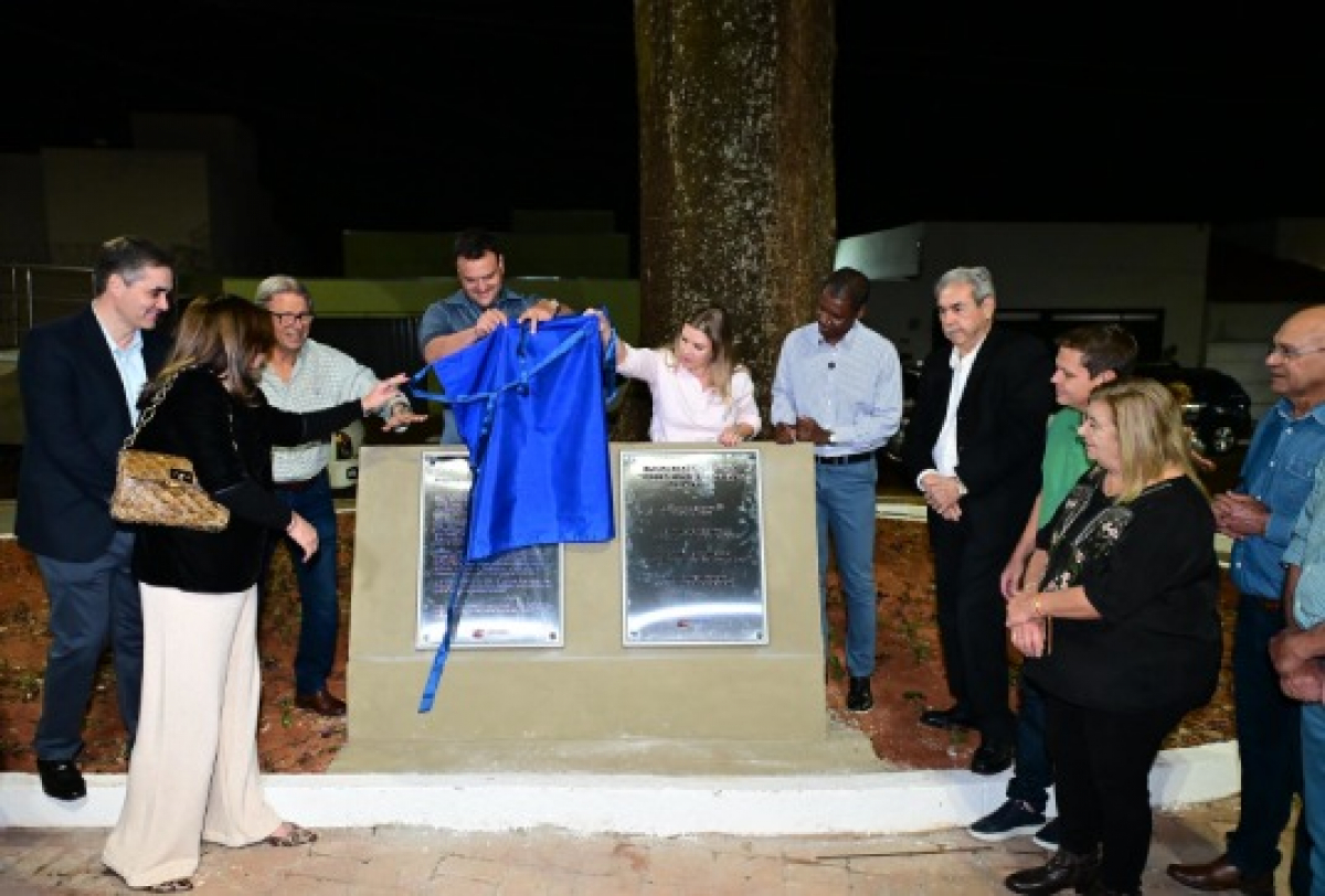 Cerimônia de inauguração com placas comemorativas homenageando contribuições significativas para a comunidade.