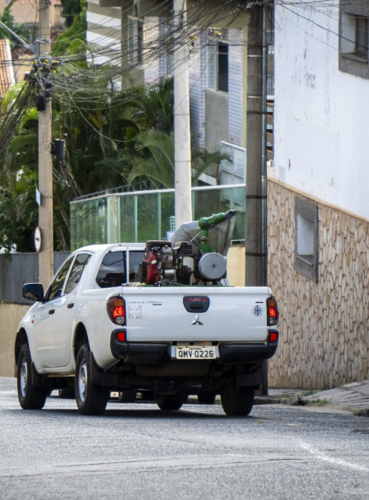 Uma caminhonete circula pelas ruas com equipamentos de fumacê para combate ao mosquito da dengue.