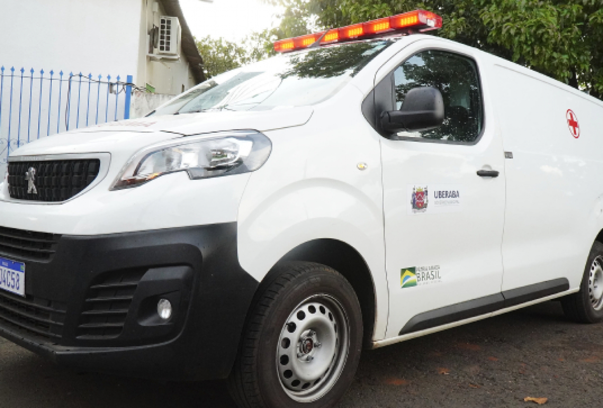 Uma van médica Peugeot branca com uma cruz vermelha e luz de emergência no teto, indicando uso para serviços médicos ou de emergência.