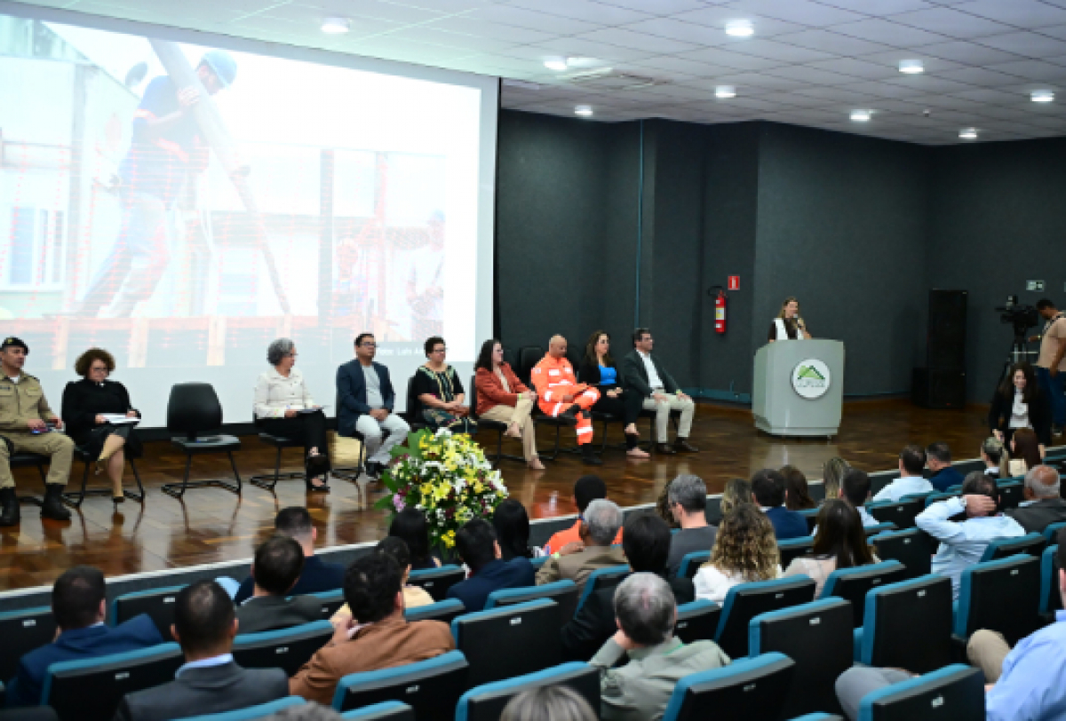 Evento institucional reúne autoridades e público para discutir temas relacionados a serviços urbanos e segurança no trabalho. 