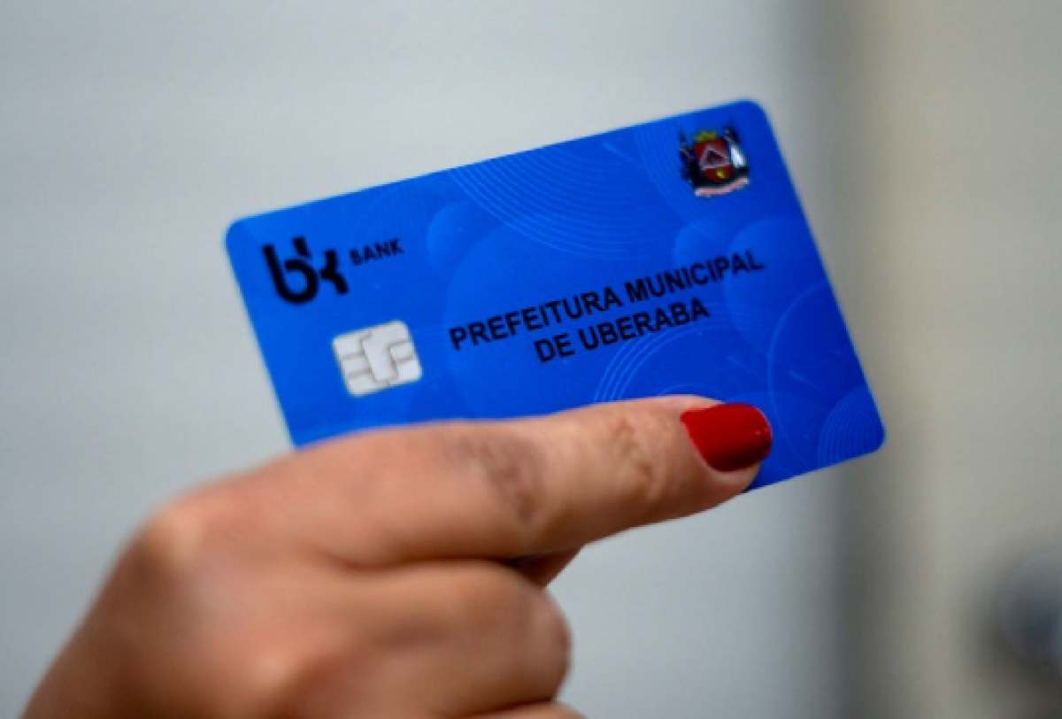 A imagem mostra um cartão azul emitido pela prefeitura municipal de Uberaba, com o texto indicando PREFEITURA MUNICIPAL DE UBERABA e a logomarca bk Bank.