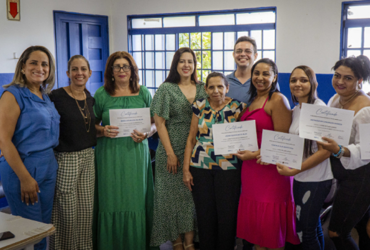 Grupo celebra entrega de certificados em um evento de conclusão.