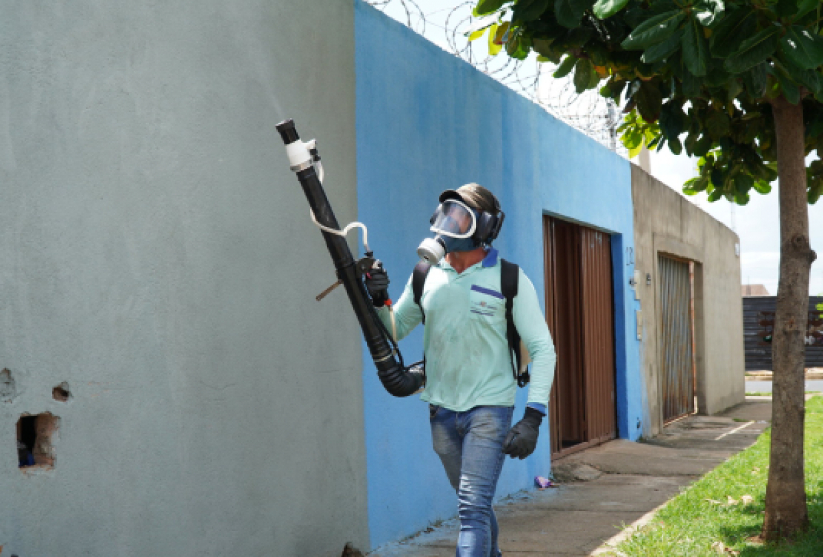 Retrata um homem fazendo a limpeza do ambiente.