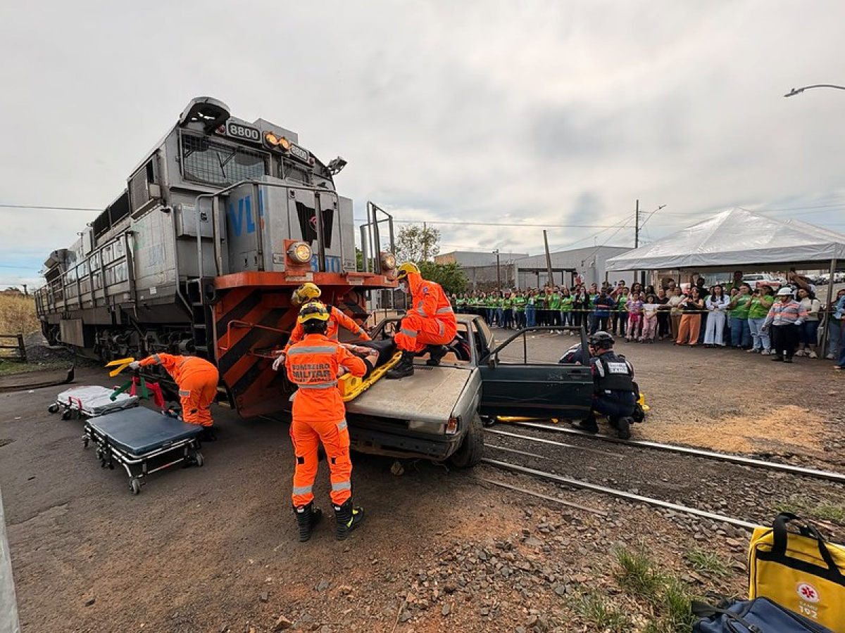 Simulação de resgate ferroviário para conscientização pública.