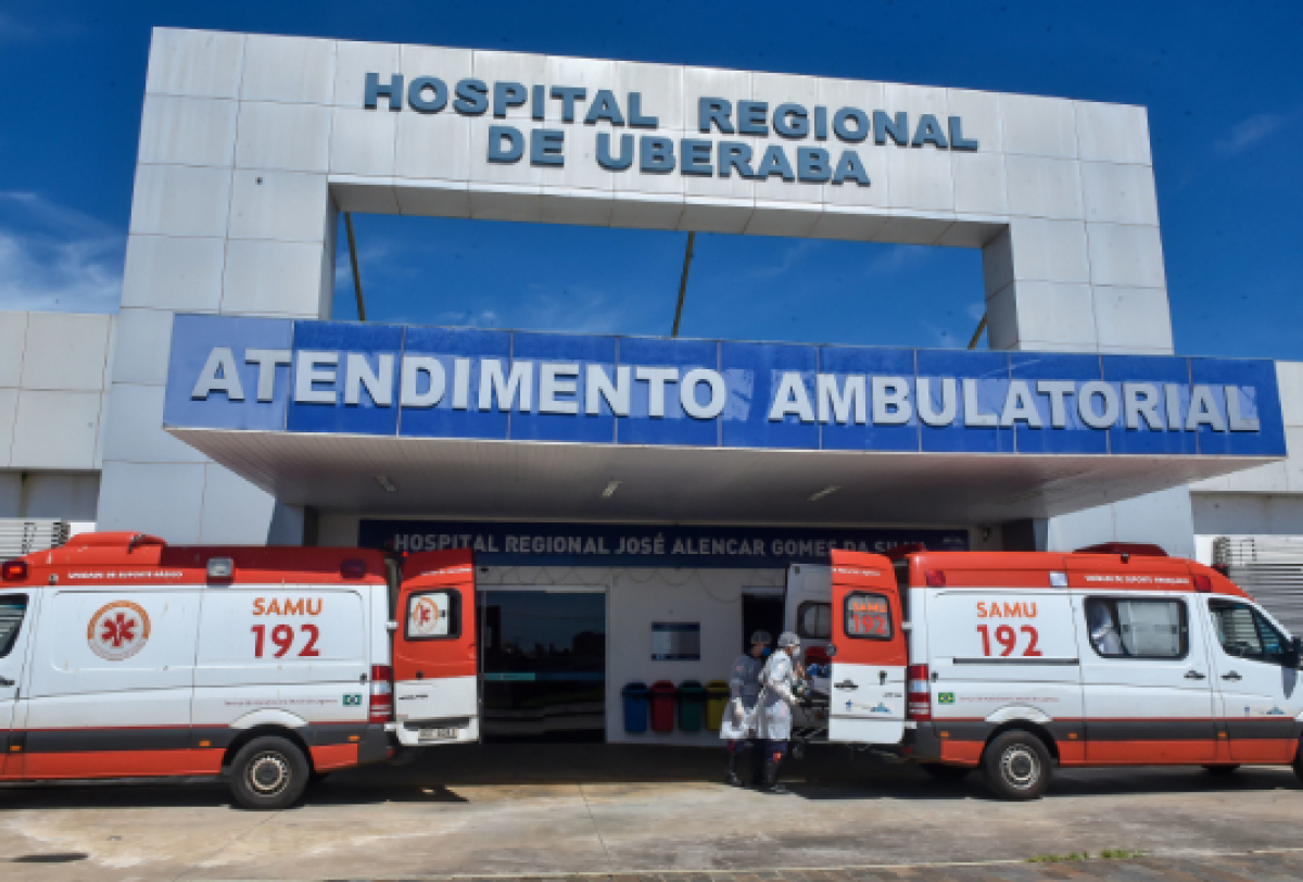 A imagem mostra a entrada do Hospital Regional de Uberaba com duas ambulâncias estacionadas em frente, marcadas com SAMU 192.