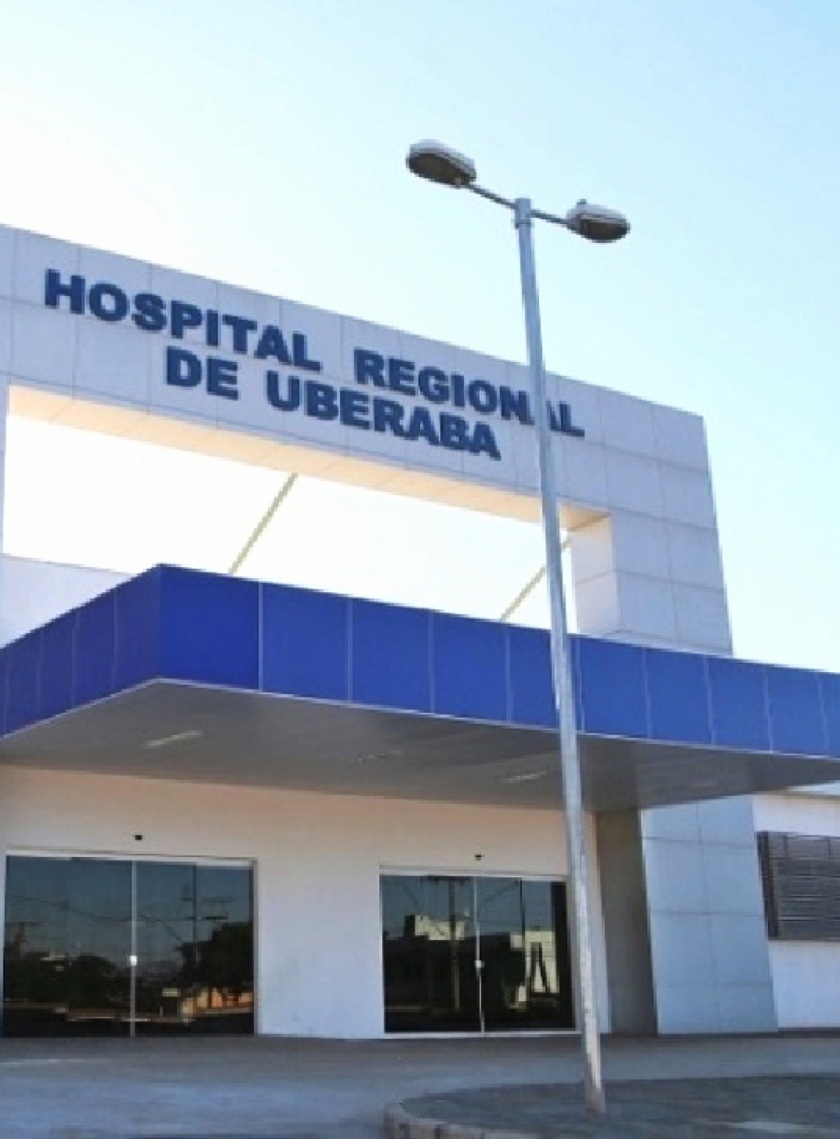 A imagem mostra a entrada de um edifício com o letreiro HOSPITAL REGIONAL DE UBERABA em destaque.