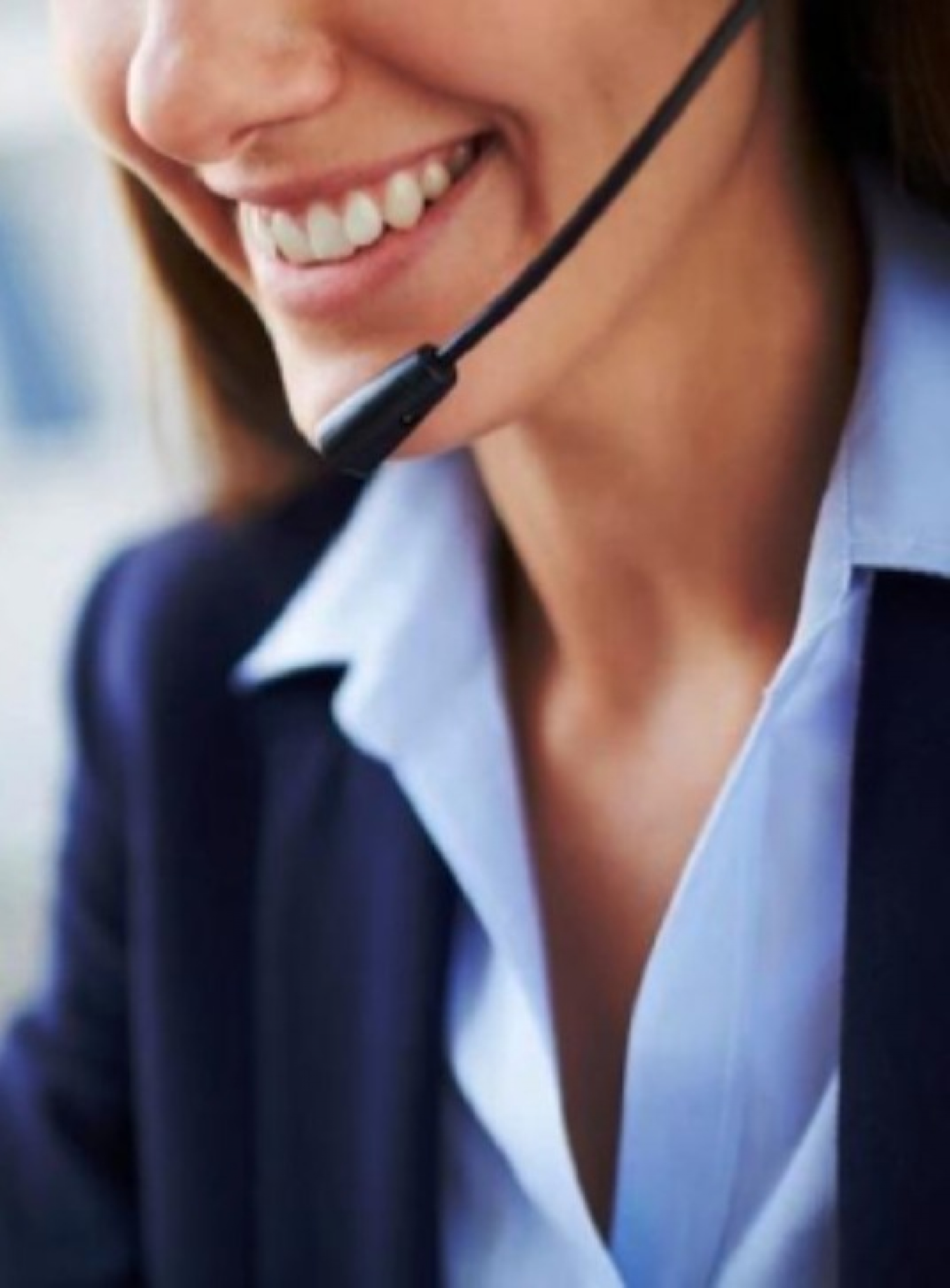 Imagem de uma profissional sorridente usando um headset, representando atendimento ao cliente ou telemarketing.
