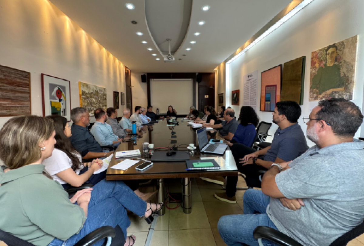 Reunião em ambiente corporativo reúne profissionais para discussão e planejamento estratégico.
