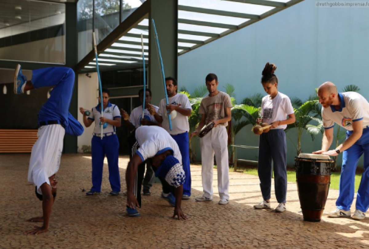 Capoeira é uma arte marcial brasileira que combina dança, acrobacias e música em uma expressão cultural vibrante.