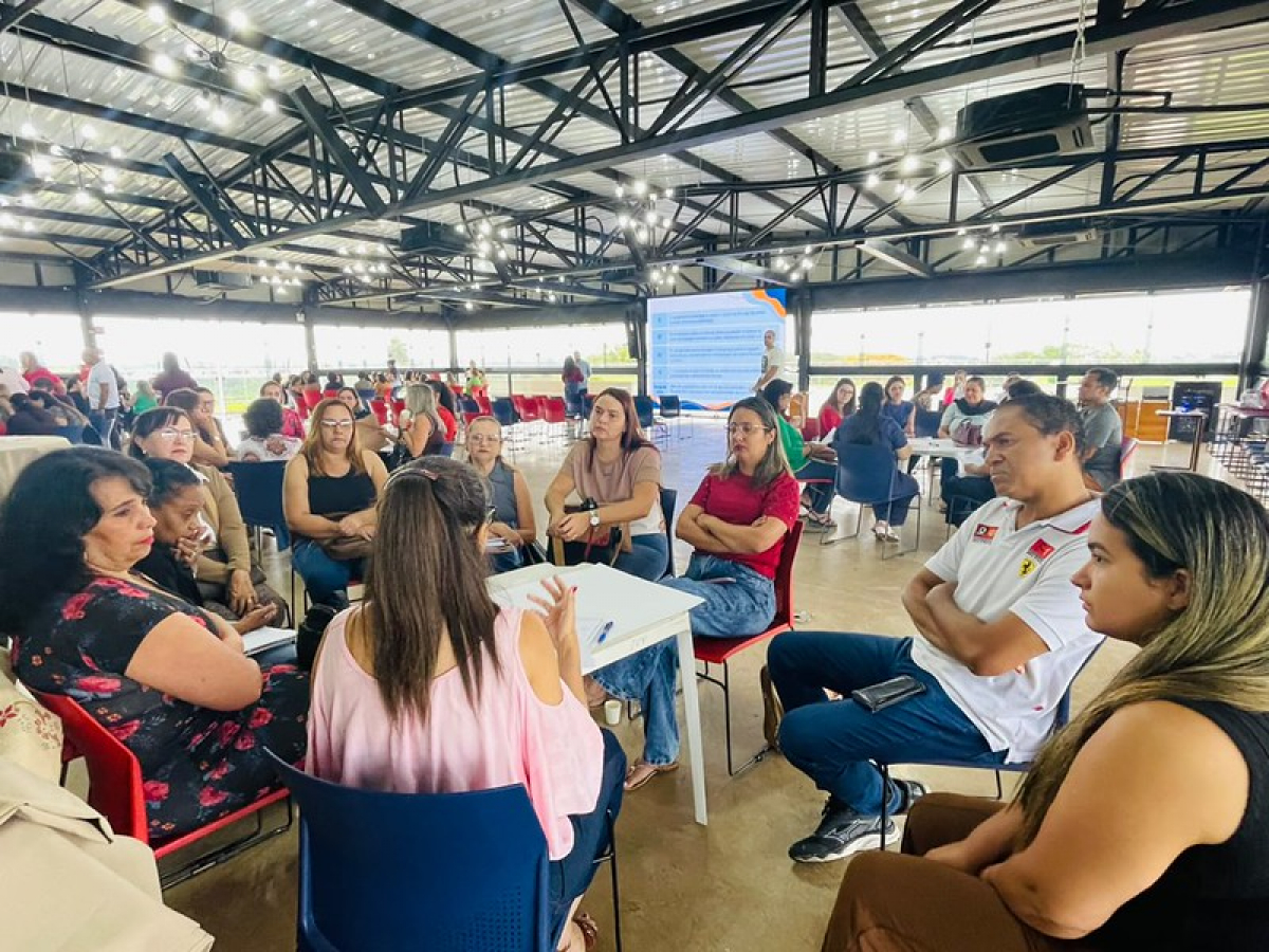 Participantes participam de uma roda de conversa para debater ideias e compartilhar experiências em um ambiente colaborativo.