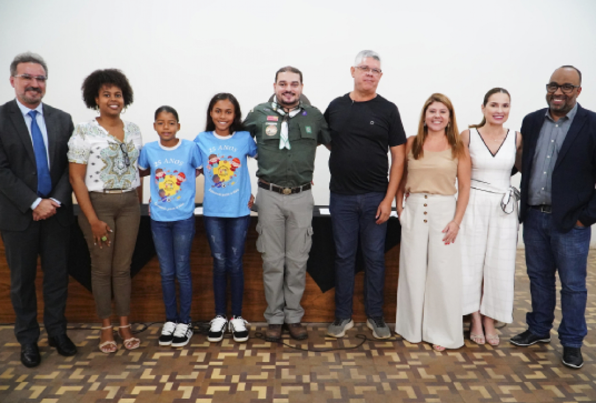 Um grupo diversificado de indivíduos está reunido.