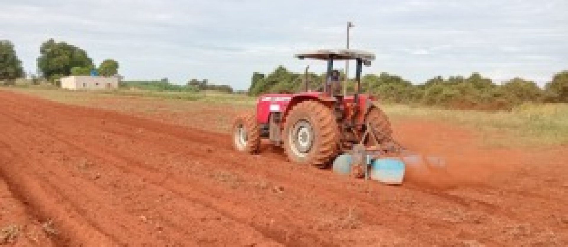 Dia de preparo do solo com trator para o plantio na zona rural.