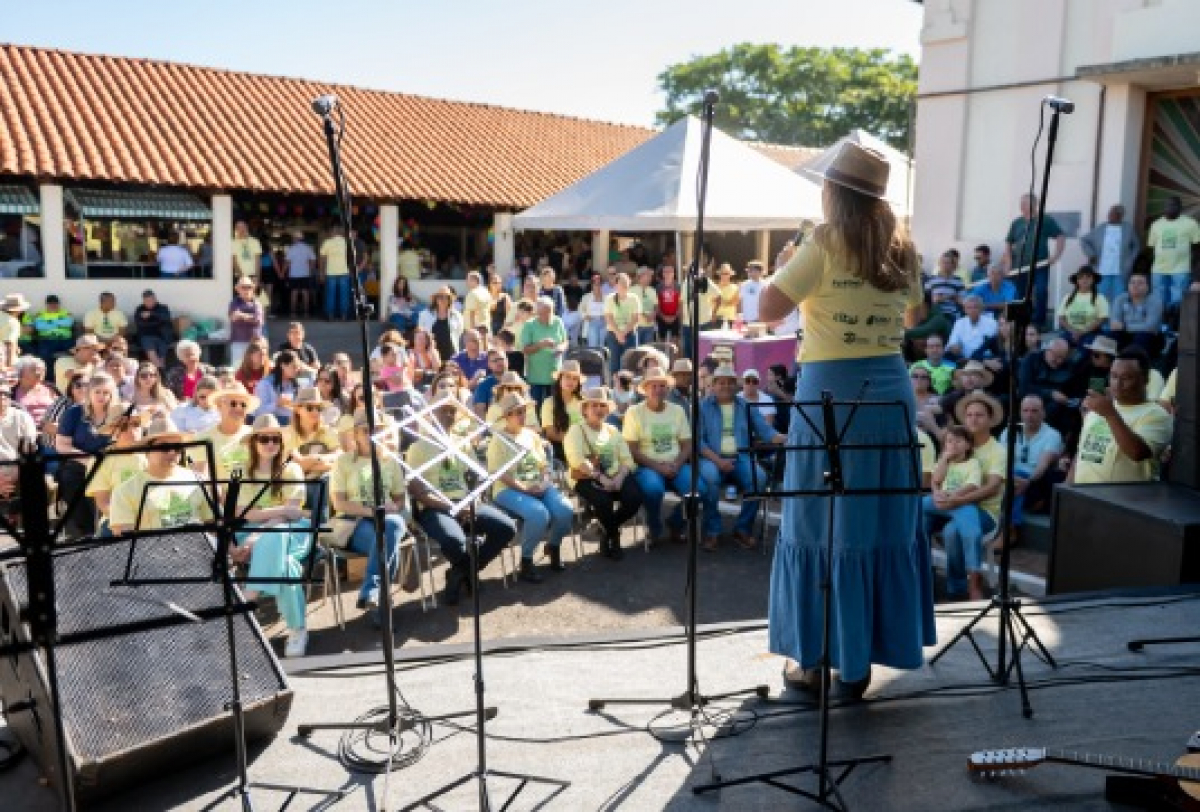 Apresentação musical ao ar livre reúne grande público em evento cultural com clima rural e participativo.