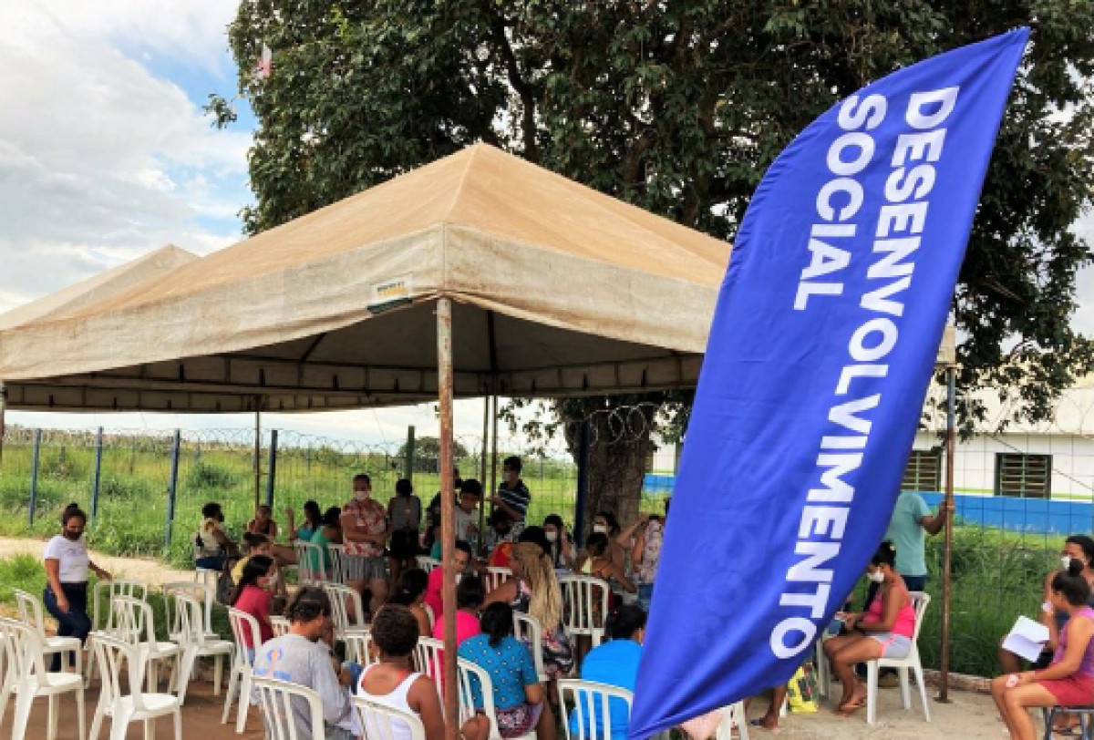 Evento comunitário de desenvolvimento social com atendimento ao ar livre.