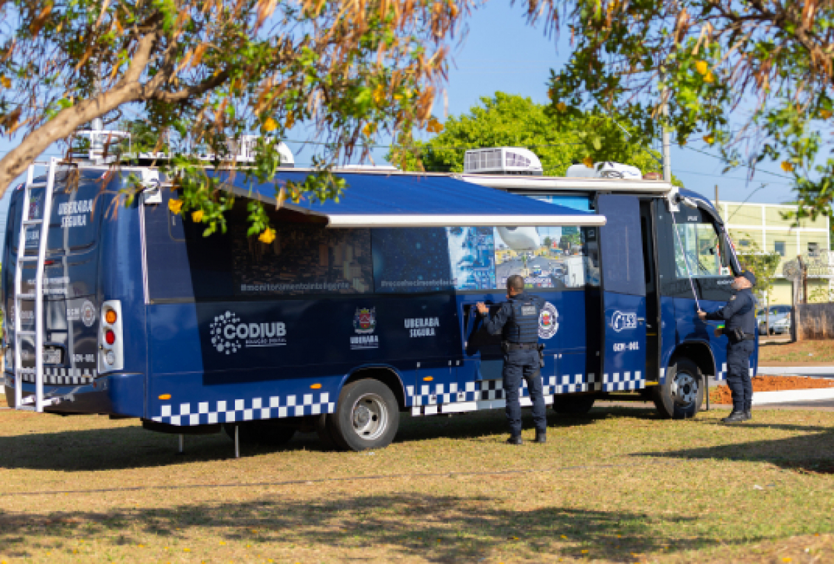 Unidade móvel de segurança urbana de Uberaba é operada por agentes em área pública. 