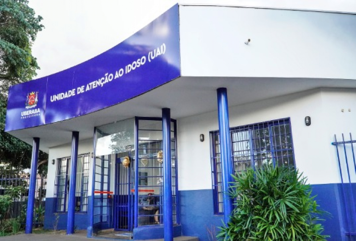 Fachada da Unidade de Atenção ao Idoso (UAI) da Prefeitura de Uberaba, com entrada envidraçada e detalhes em azul.
