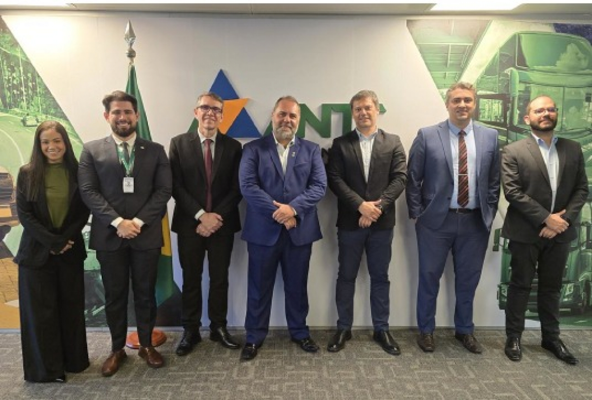 Registro de encontro institucional com representantes em traje formal na sede da ANTT.