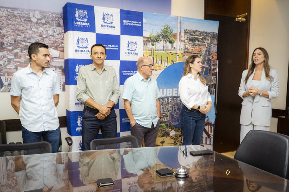 Evento oficial da Prefeitura de Uberaba com autoridades reunidas.
