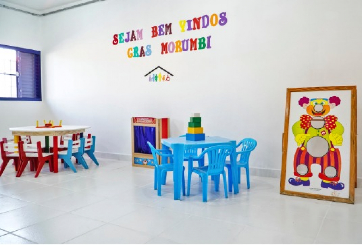 Sala infantil decorada com cores vivas, acolhendo crianças no CRAS Morumbi com ambiente lúdico e educativo.