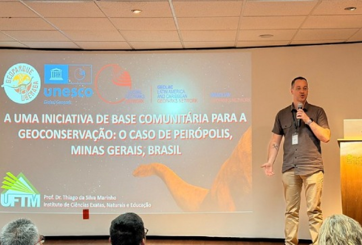 Pesquisador da UFTM apresenta iniciativa comunitária de geoconservação em Peirópolis, Minas Gerais.