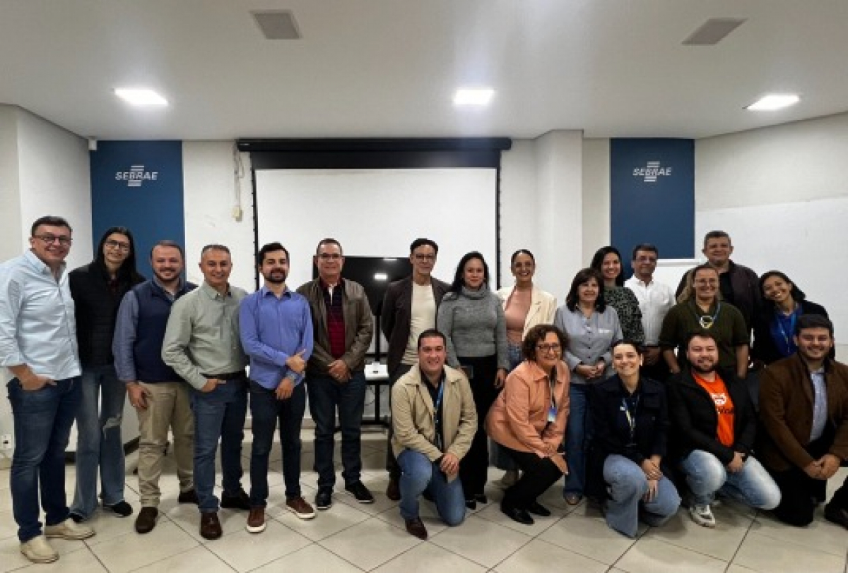 Equipe reunida em evento do SEBRAE para capacitação e troca de experiências.