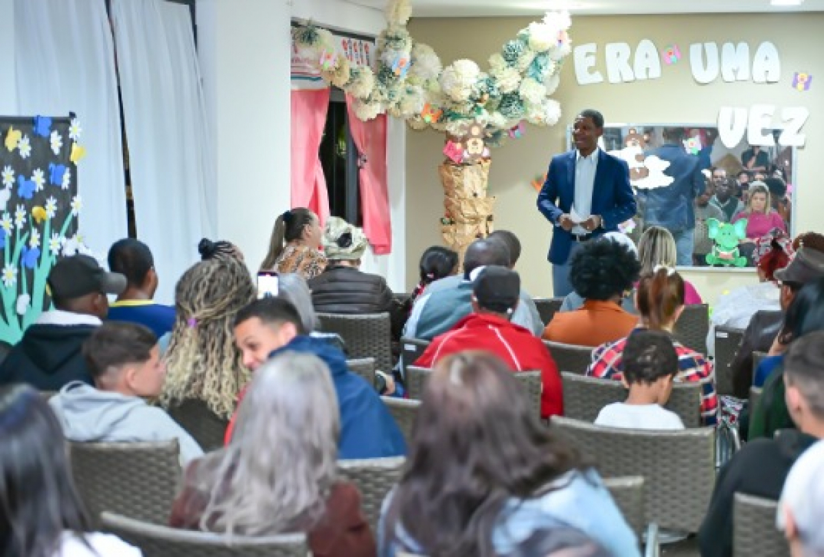 Evento cultural familiar com tema de contação de histórias, decoração lúdica e participação de crianças e adultos.