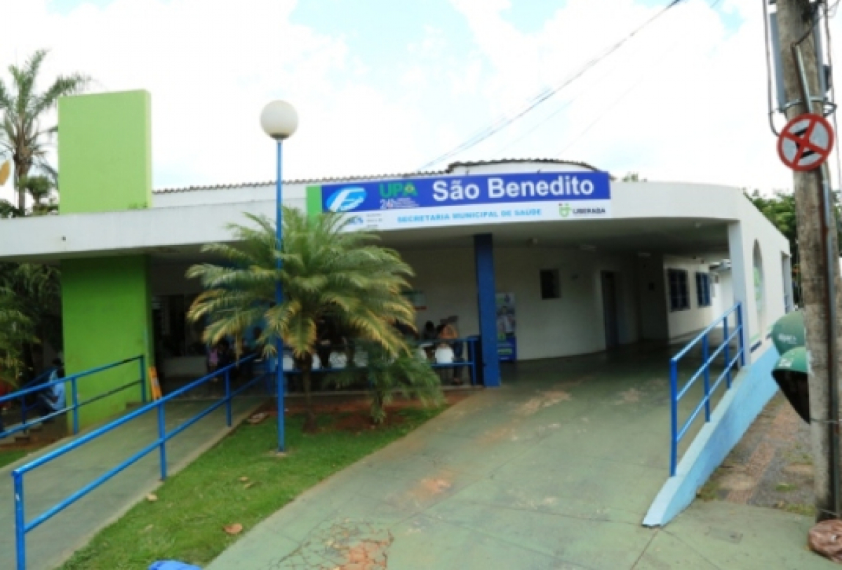 Fachada da UPA São Benedito, unidade de saúde municipal com rampa de acesso.