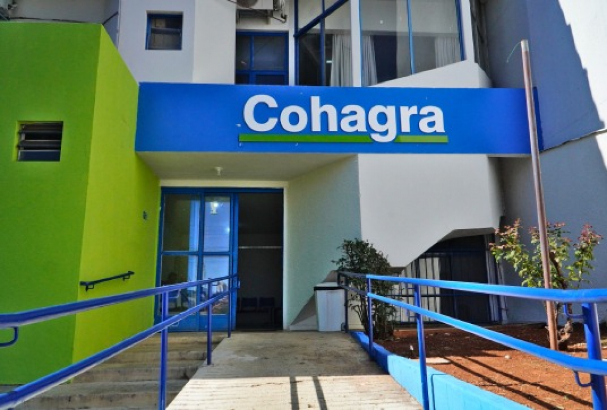 Fachada da Cohagra com entrada acessível por rampa e corrimãos.