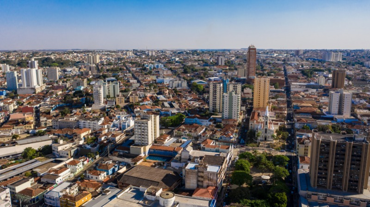 Vista panorâmica de uma cidade densamente urbanizada, com muitos prédios altos e áreas residenciais.