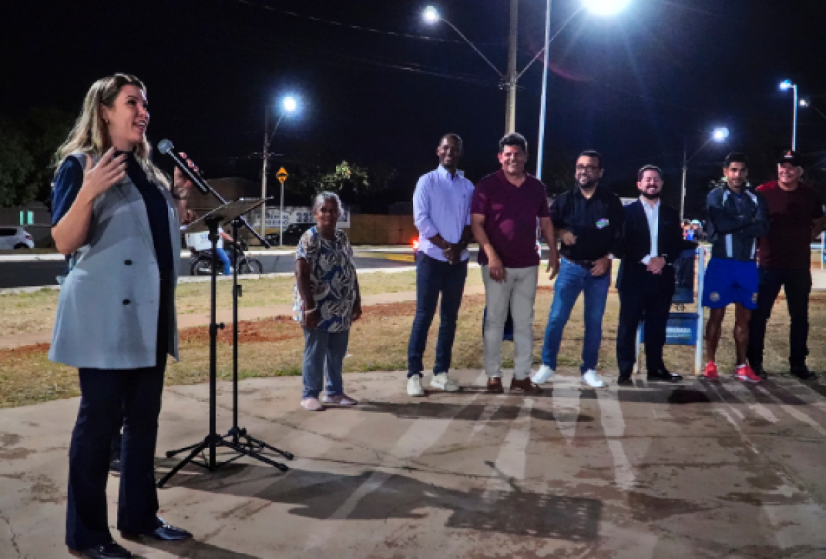 Autoridades e moradores participam de inauguração noturna em espaço público.