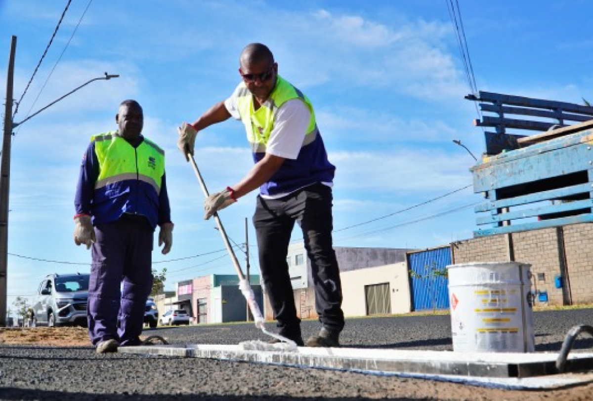 Equipe realiza serviços de infraestrutura urbana para melhorar a pavimentação e a mobilidade da via.