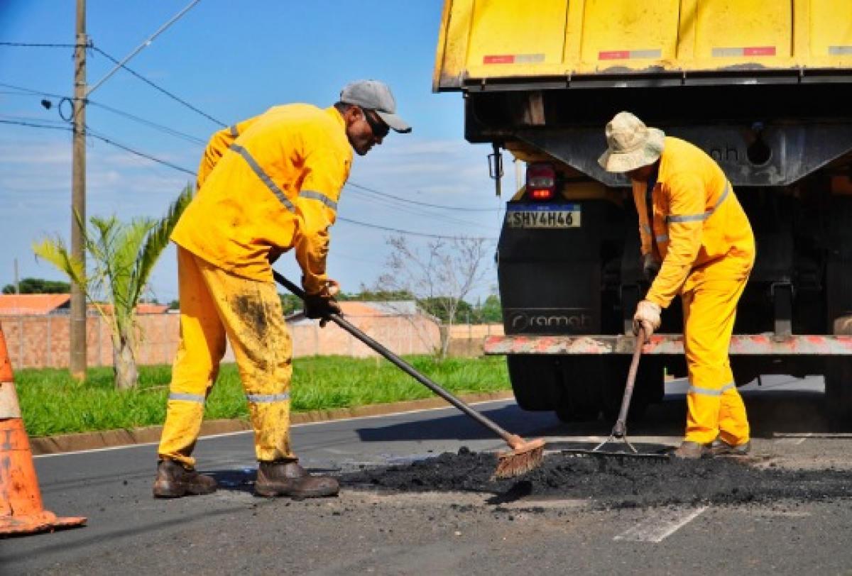 Equipe realiza operação de tapa-buracos para melhorar as condições de tráfego e a segurança nas vias públicas.