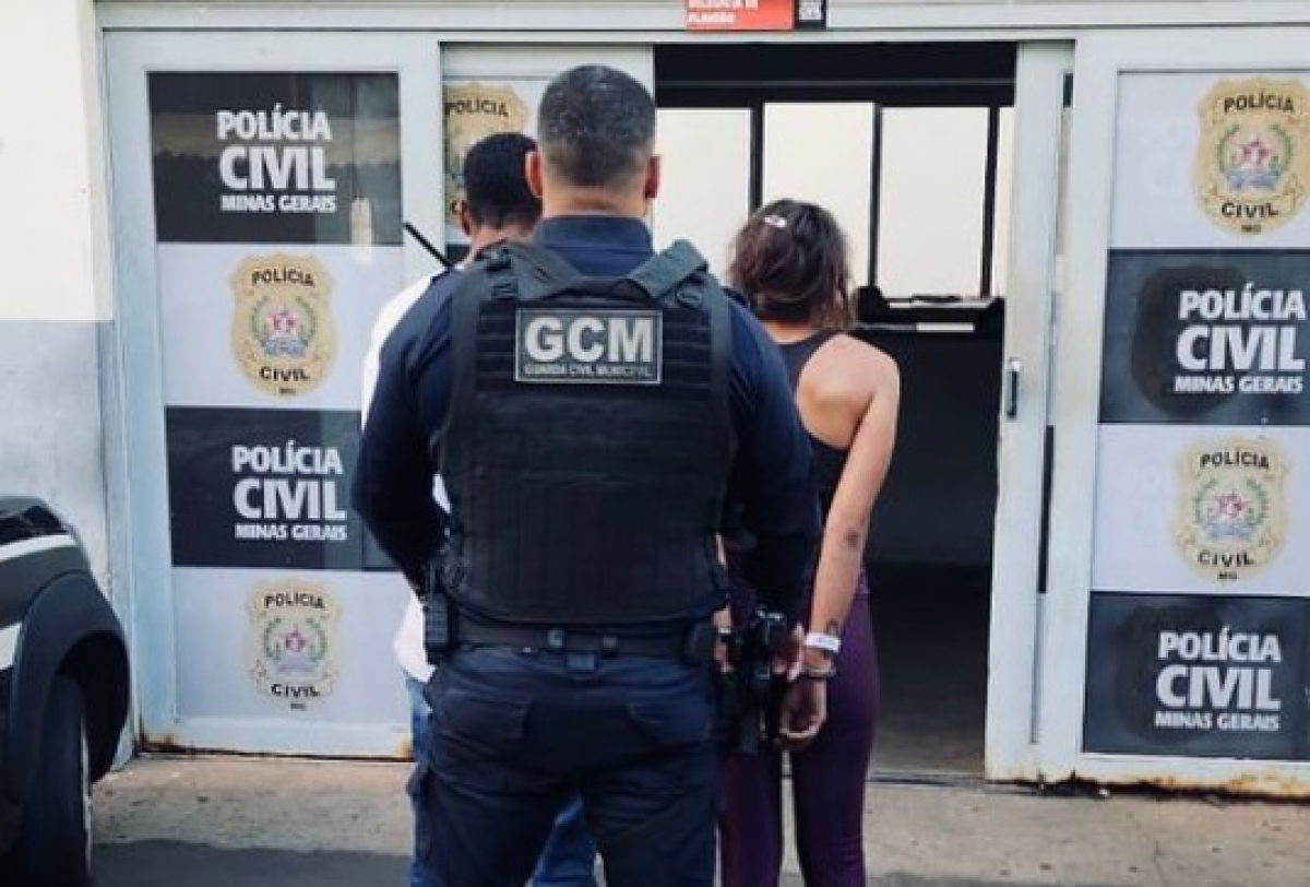Mulher é conduzida algemada à delegacia pela Guarda Civil Municipal em Minas Gerais.
