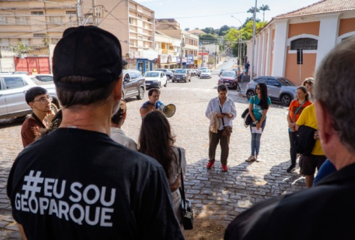 Grupo participa de atividade ao ar livre em área urbana, com foco em projeto de geoparque.