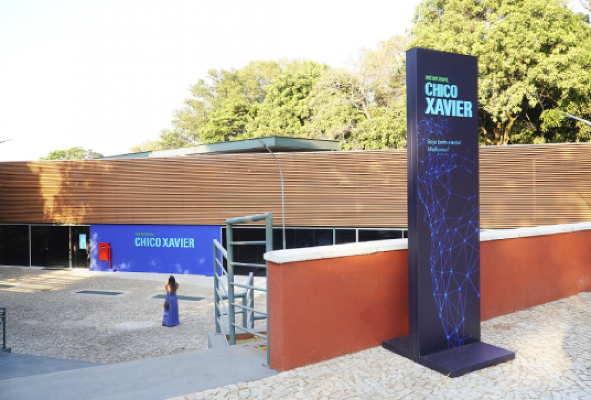 A imagem mostra a fachada do Memorial Chico Xavier, um espaço dedicado à memória do médium espírita.
