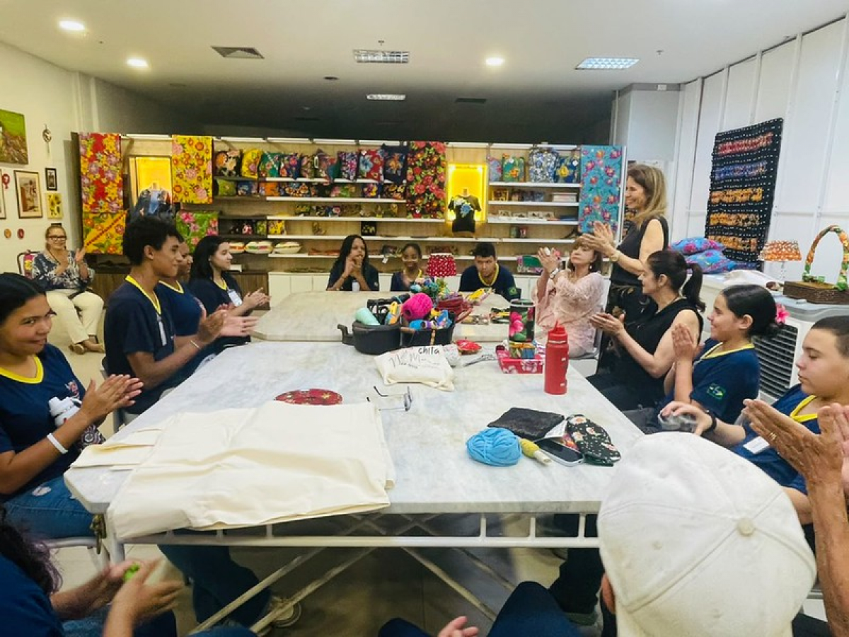 Jovens empreendedores participam de oficina de artesanato e cultura local em preparação para a Feira de Geoprodutos de Uberaba.