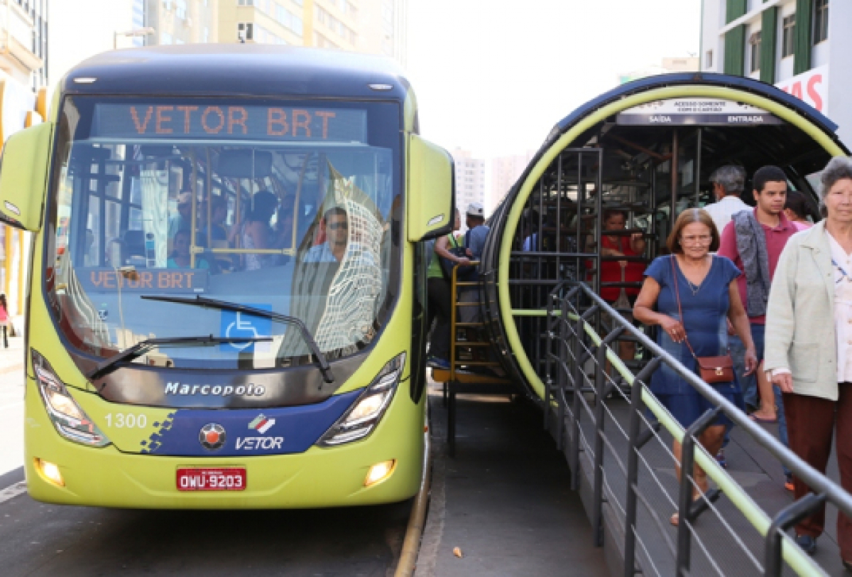 O ônibus na imagem é parte do sistema VETOR BRT do Brasil.