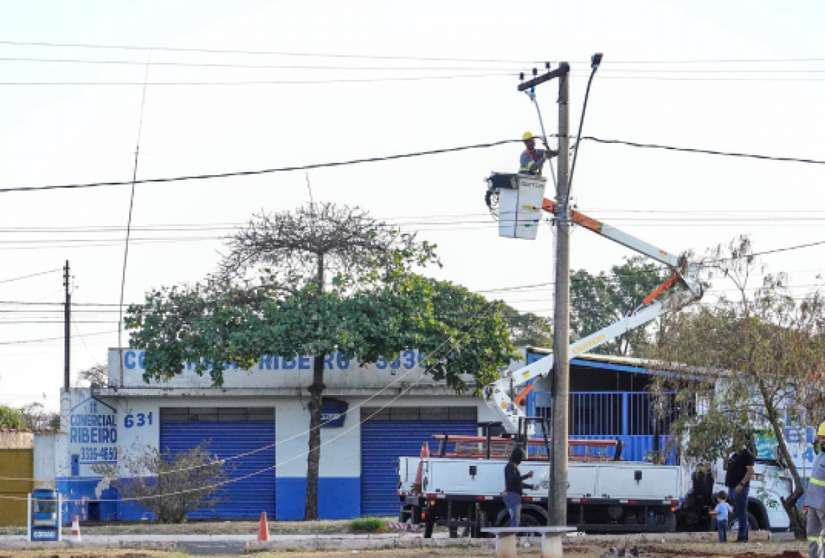 Equipe realiza manutenção na rede elétrica.